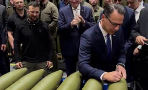 ג'וש שפירו חותם על פצצות שיועדו לאוקראינה (צילום: לפי סעיף 27 א')