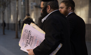 נציגי הרבנות מוסרים תעודות כשרות למסעדות בירושלים, 2019 (צילום: הדס פרוש, פלאש 90)