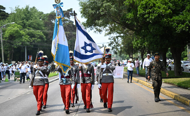 צועדים במצעד ישראל גוואטמלה צועדים במצעד ישראל גוואטמלה