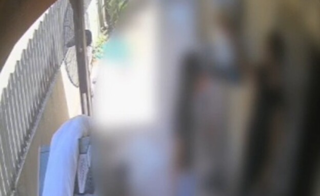 בעלת הבית התעוררה ומצאה פורץ בחדר השינה בעלת הבית התעוררה ומצאה פורץ בחדר השינה