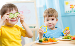 ילדים משחקים באוכל (צילום: Shutterstock)