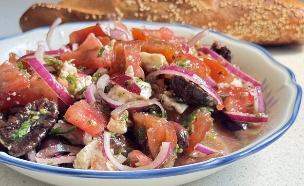 סלט עגבניות מרענן (צילום: יעל קצב, mako אוכל)