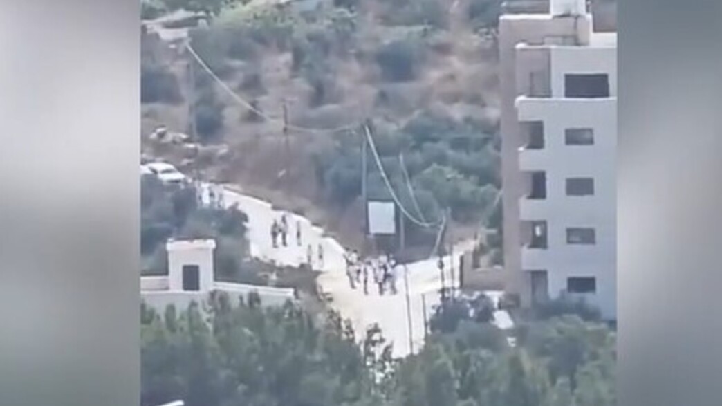 ישראלים מטיילים בכפר תל ישראלים מטיילים בכפר תל