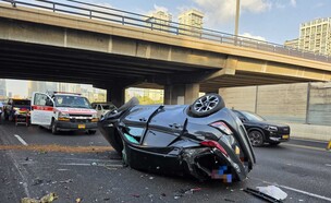 רכב שהתהפך ליד מחלף ההלכה (צילום: תיעוד מבצעי מד"א)