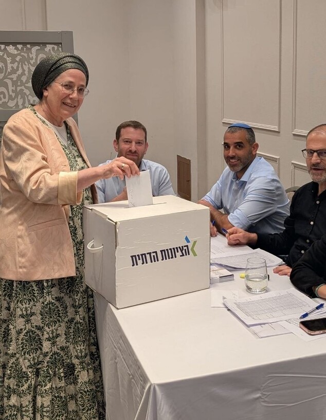שרת ההתיישבות סטרוק מצביעה שרת ההתיישבות סטרוק מצביעה