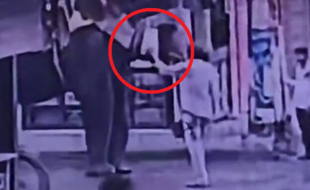 ניגש להאכיל פיל ברחוב – וגמר בבית חולים