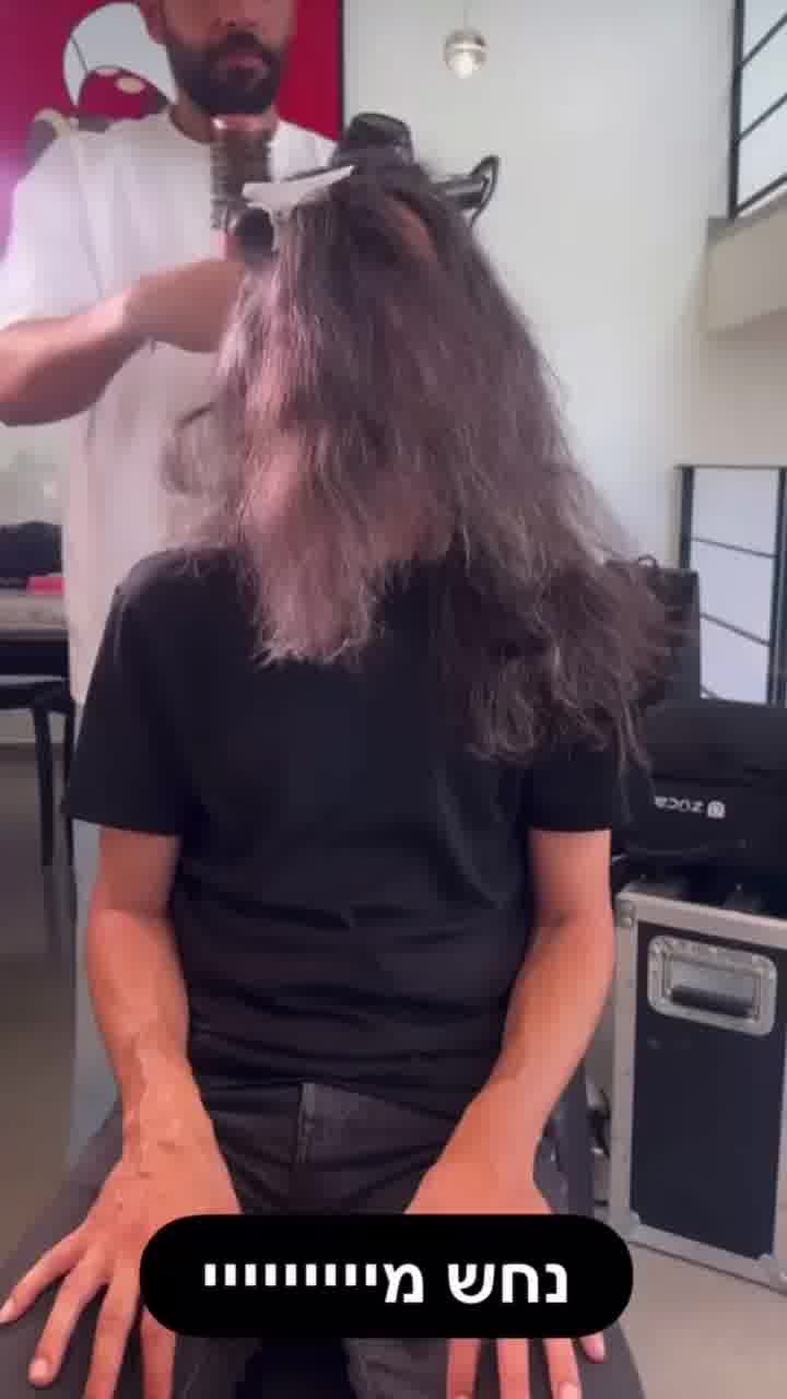 מי זאת זאת? מגי אזרזר מצלמת את בעלה קותי סבג בזמן שעושים לו פן