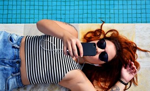 אישה עם משקפי שמש ליד בריכה (צילום: bruno gomiero, unsplash)