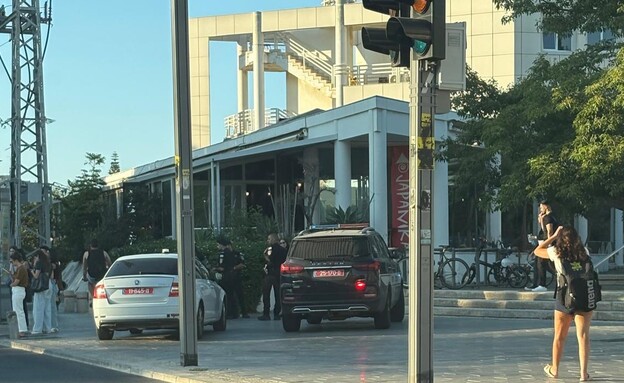 משטרה ליד הגפניקה באוניברסיטה (צילום: ללא)