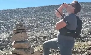 מטייל צעד 16 ק"מ עם מקל הליכה ששיפד את גופו