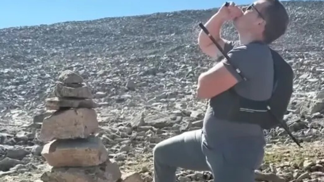 מטייל צעד 16 ק"מ עם מקל הליכה ששיפד את גופו מטייל צעד 16 ק"מ עם מקל הליכה ששיפד את גופו