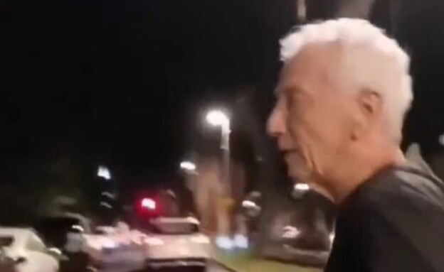 תיעוד: פעיל ימין מטריד את מוני מושונוב ברחוב