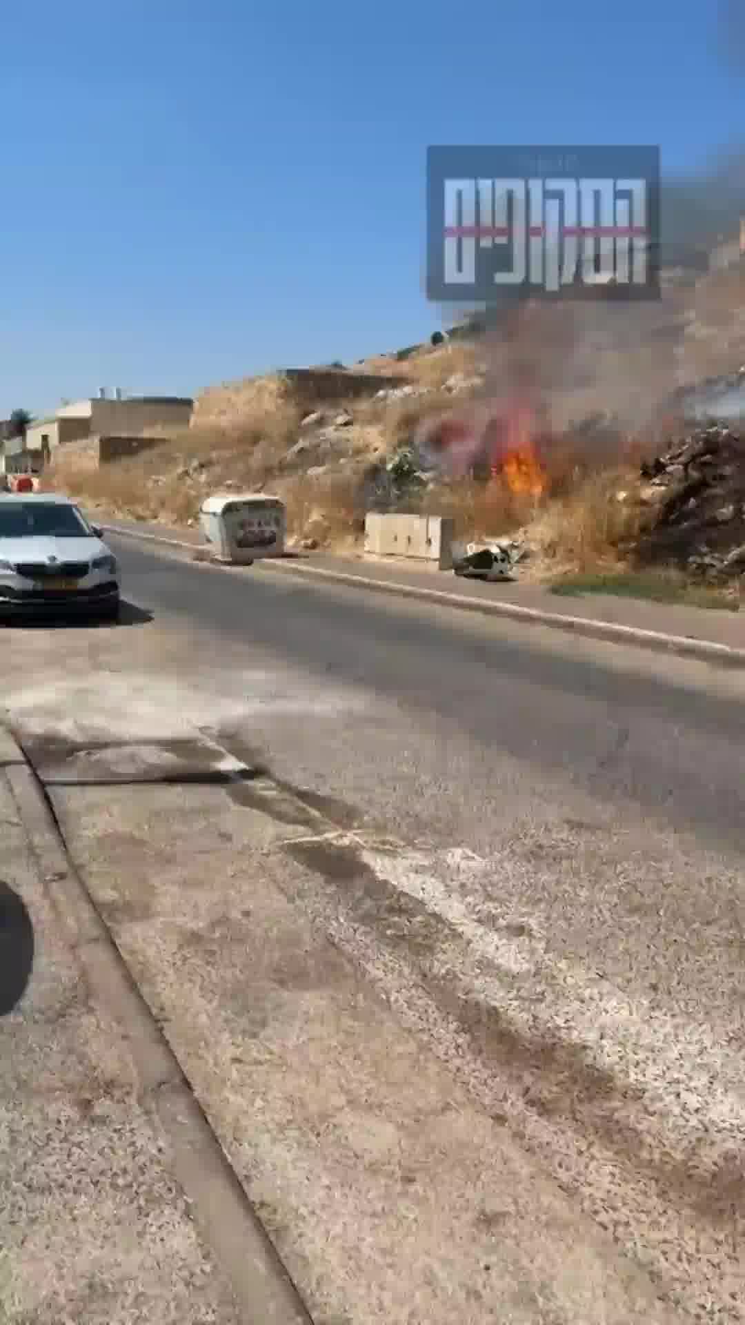 שריפת קוצים בצפת: עשן כבד מעל שכונת נוף כינרת, צוותי כיבוי בזירה