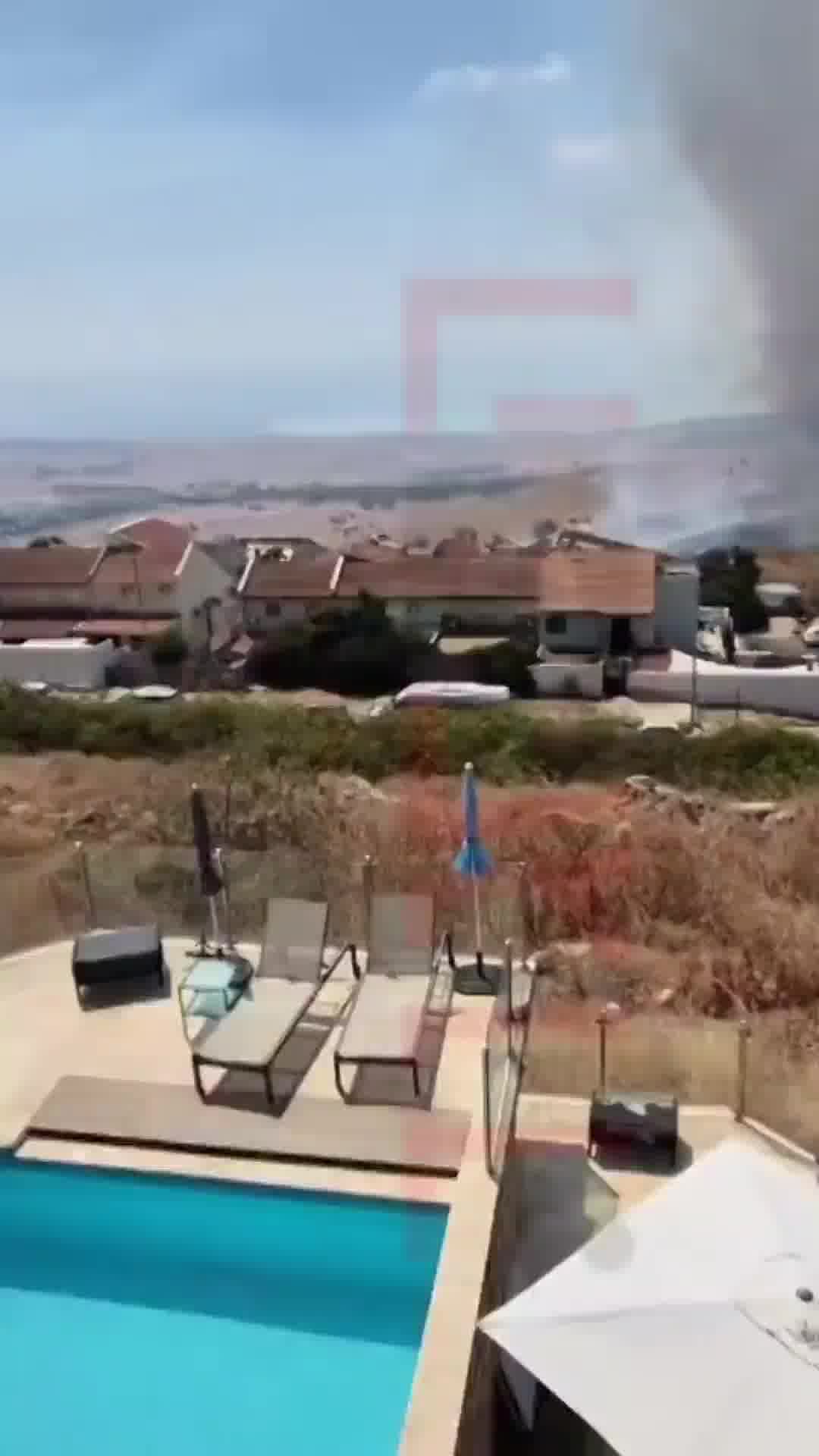 שכונת הצימרים עולה באש: תיעוד מהשריפה שפרצה בנוף כנרת בצפת 