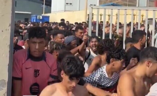 פליטים משתלטים על האי סאוטה פליטים משתלטים על האי סאוטה