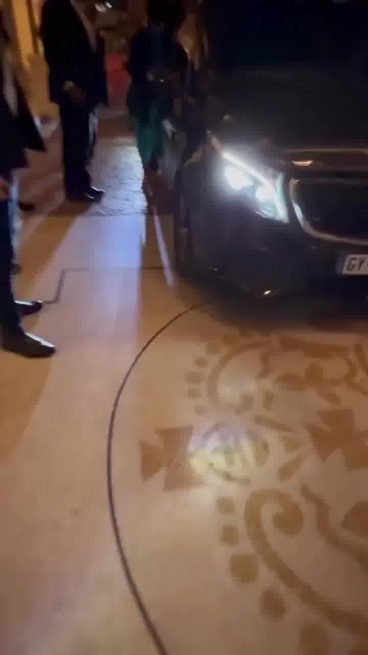 "אה אתה רוצה אותי בתוך התמונה?": הרגע המושלם של ריהאנה והמעריץ הנבוך