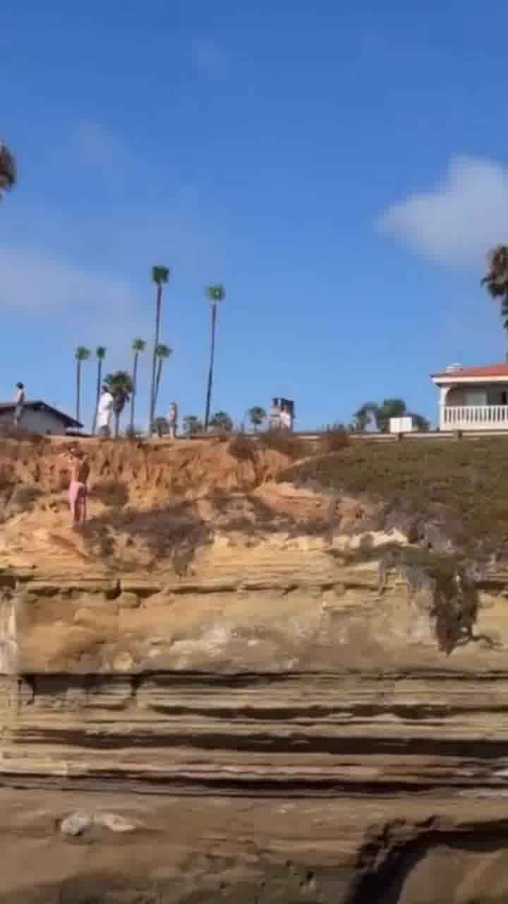 כמה אנשים נפצעו בימים האחרונים בצוקי סאנסט בסן דייגו, אחרי שניסו לקפוץ מהם לאוקיינוס