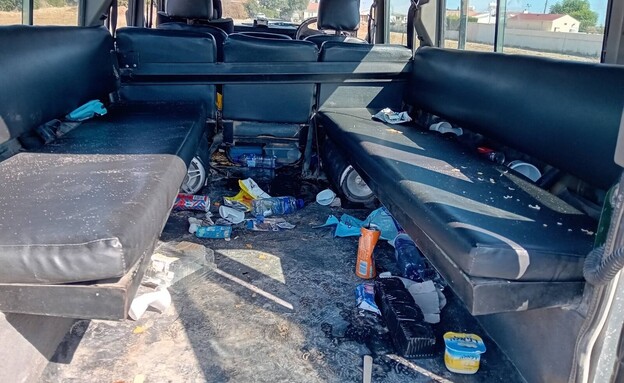 תמונה מתוך רכב מטונף של תיירים ישראלים תמונה מתוך רכב מטונף של תיירים ישראלים