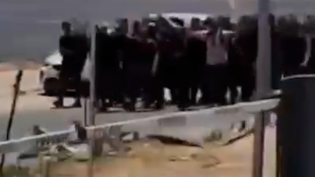 עשרות לוחמי גבעתי נוטשים את שדה תימן, וצועקים: "כל הקצינים לקפוץ!" עשרות לוחמי גבעתי נוטשים את שדה תימן, וצועקים: "כל הקצינים לקפוץ!"