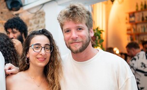 עומר בר ובת הזוג (צילום: חיה זליקוביץ' צלמת)