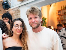 עומר בר ובת הזוג (צילום: חיה זליקוביץ' צלמת)