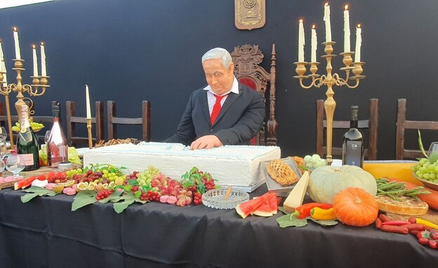 מיצב הסעודה האחרונה עם נתניהו בכיכר רבין מיצב הסעודה האחרונה עם נתניהו בכיכר רבין