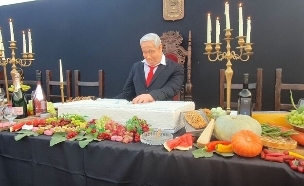מיצב הסעודה האחרונה עם נתניהו בכיכר רבין