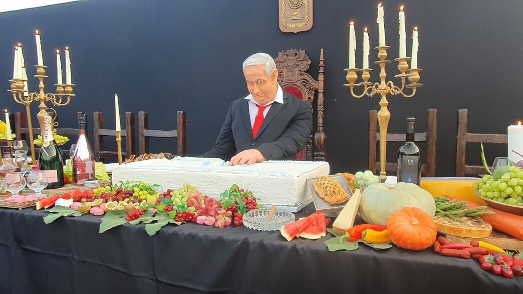 מיצב הסעודה האחרונה עם נתניהו בכיכר רבין מיצב הסעודה האחרונה עם נתניהו בכיכר רבין