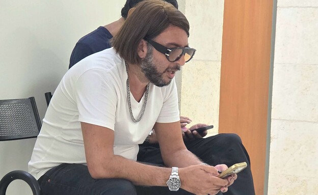 אליקו ואביה של האקסית לירז ארז בבית המשפט (צילום: פול סגל)