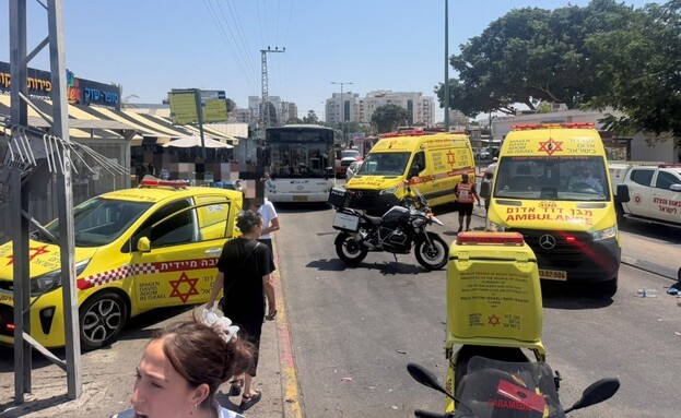 הולכי רגל נפגעו מאוטובוס ברחוב דוד רמז באשקלון הולכי רגל נפגעו מאוטובוס ברחוב דוד רמז באשקלון