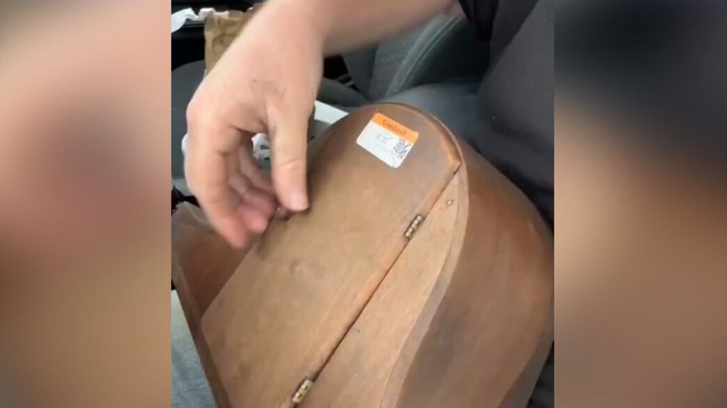 "הרגע שילמתי שישה דולר על השעון הזה" "הרגע שילמתי שישה דולר על השעון הזה"