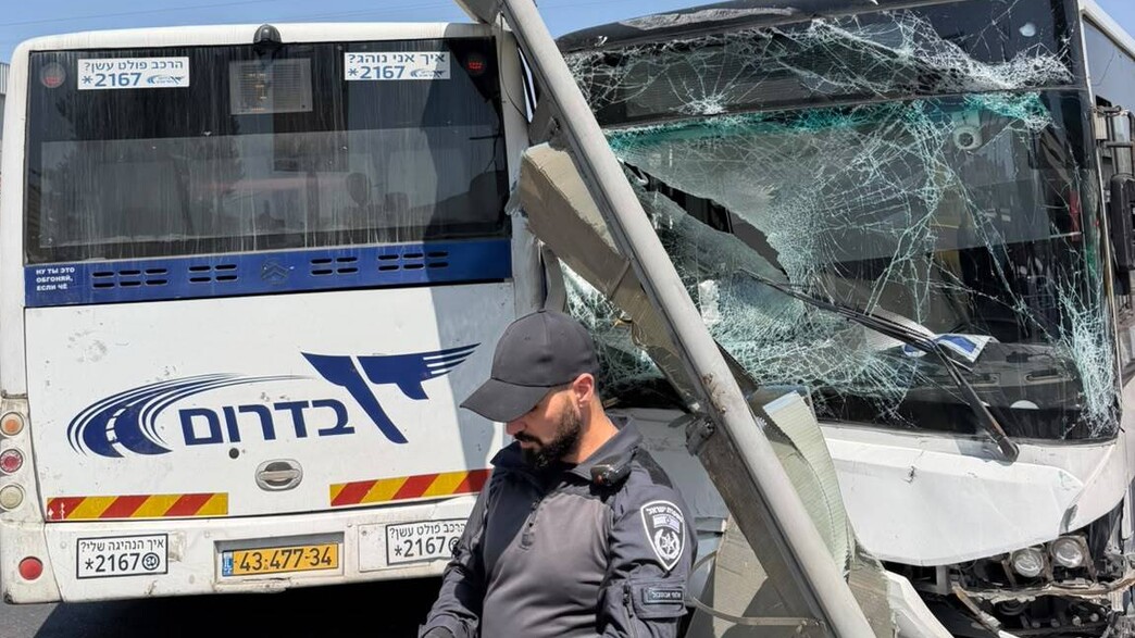 הולכי רגל נפגעו מאוטובוס ברחוב דוד רמז באשקלון הולכי רגל נפגעו מאוטובוס ברחוב דוד רמז באשקלון