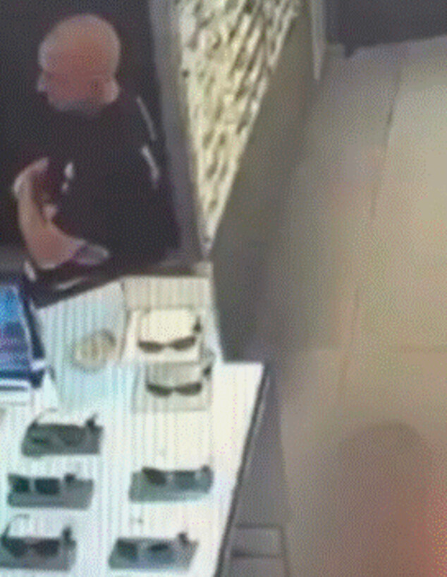 כך האב תועד בחנות כך האב תועד בחנות