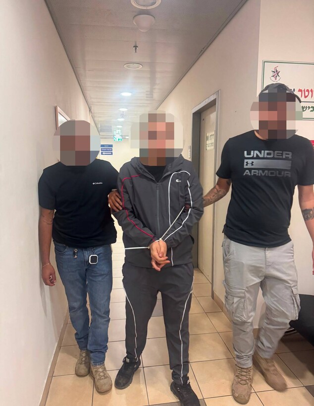 החשוד לאחר שהסגיר את עצמו לידי השוטרים בימ"ר לכיש החשוד לאחר שהסגיר את עצמו לידי השוטרים בימ"ר לכיש