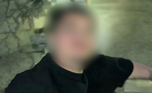 מתבגר שנמצא דקור בחדרו