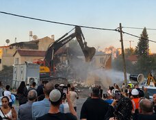 דיירים צופים בהריסת בניין ביבנה
