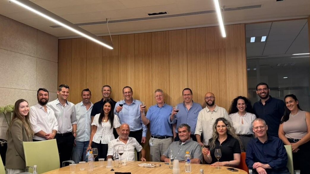 חתימת העסקה של שיכון ובינוי ונעמן מעליות חתימת העסקה של שיכון ובינוי ונעמן מעליות