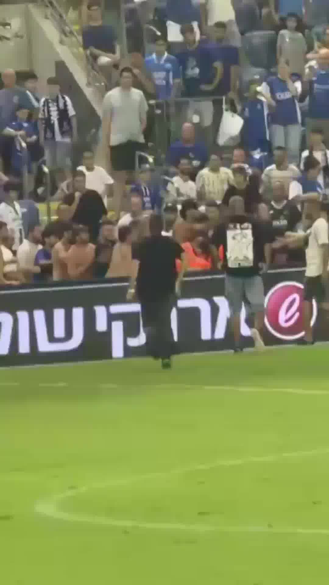 אובדן שליטה ביציעים: עימותים קשים בפתח תקווה - סדרן הכה עם מוט ברזל 