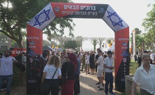 ניצן שפירא עם המתגייסים הטריים לחיל ההנדסה הקרבית (צילום: N12)