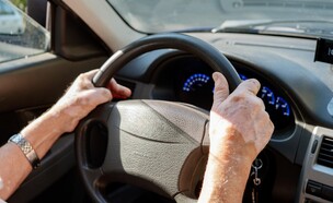 מבוגר נוהג (צילום: Olga Apanasenko, shutterstock)