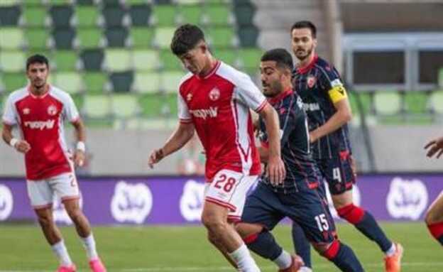 מול אבו פאני והכוכב (צילום: ליאור מוסקוביץ`, הפועל באר שבע) מול אבו פאני והכוכב (צילום: ליאור מוסקוביץ`, הפועל באר שבע)