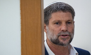 שר האוצר בצלאל סמוטריץ' במסיבת עיתונאים, יוני 2026 (צילום: יונתן זינדל, פלאש 90)