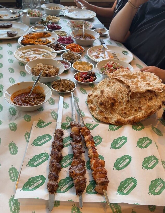 פריסת הסלטים נותרה זהה. אצל עובד בעיר פריסת הסלטים נותרה זהה. אצל עובד בעיר