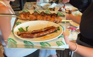 אצל עובד בעיר (צילום: אינסטגרם)