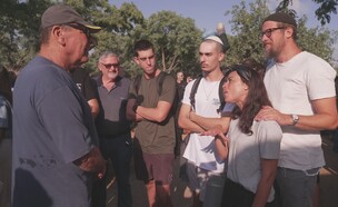 עודד בן עמי עם המתגייסים החדשים לצה"ל (צילום: חדשות 12)