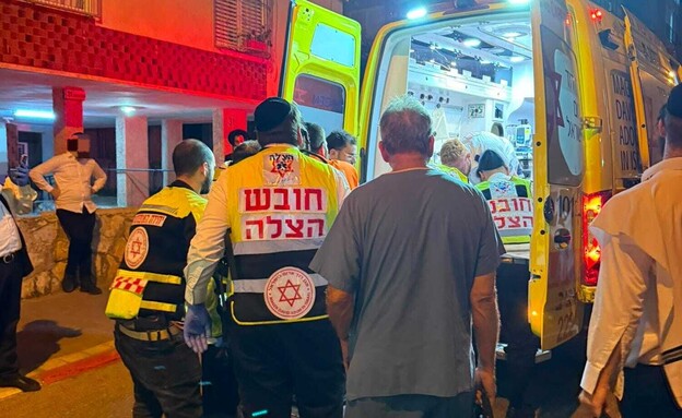זירת האירוע בבני ברק בזמן פינוי התינוק (צילום: תיעוד מבצעי מד"א) זירת האירוע בבני ברק בזמן פינוי התינוק (צילום: תיעוד מבצעי מד"א)