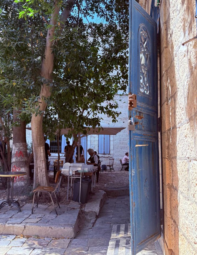 החצר של קז'ואל החצר של קז'ואל
