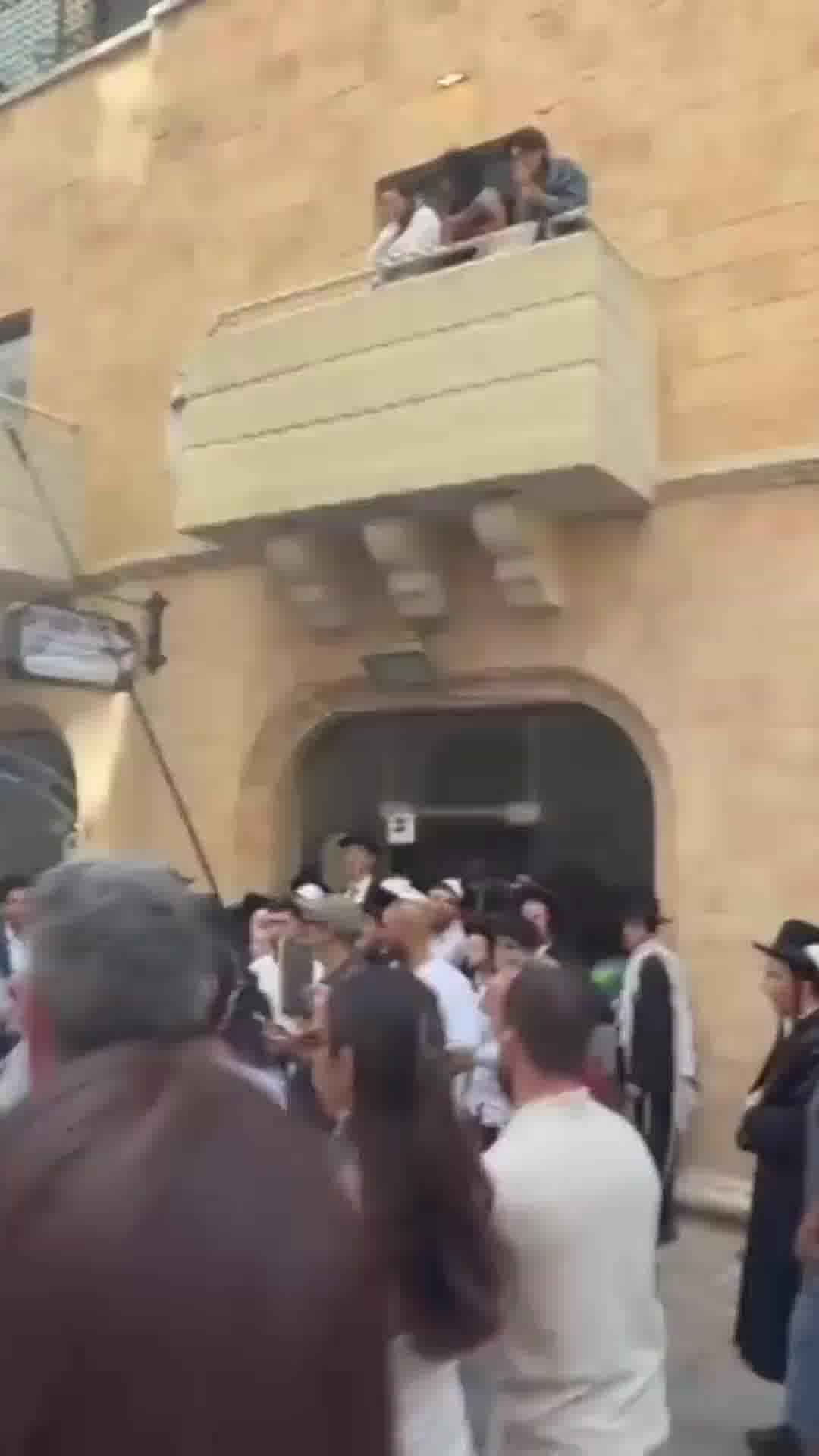 שבת שישית למהומות: המשטרה חסמה חרדים בדרך ל"קפה בסמטה". חילונים הפגינו, ביצים ומים הושלכו