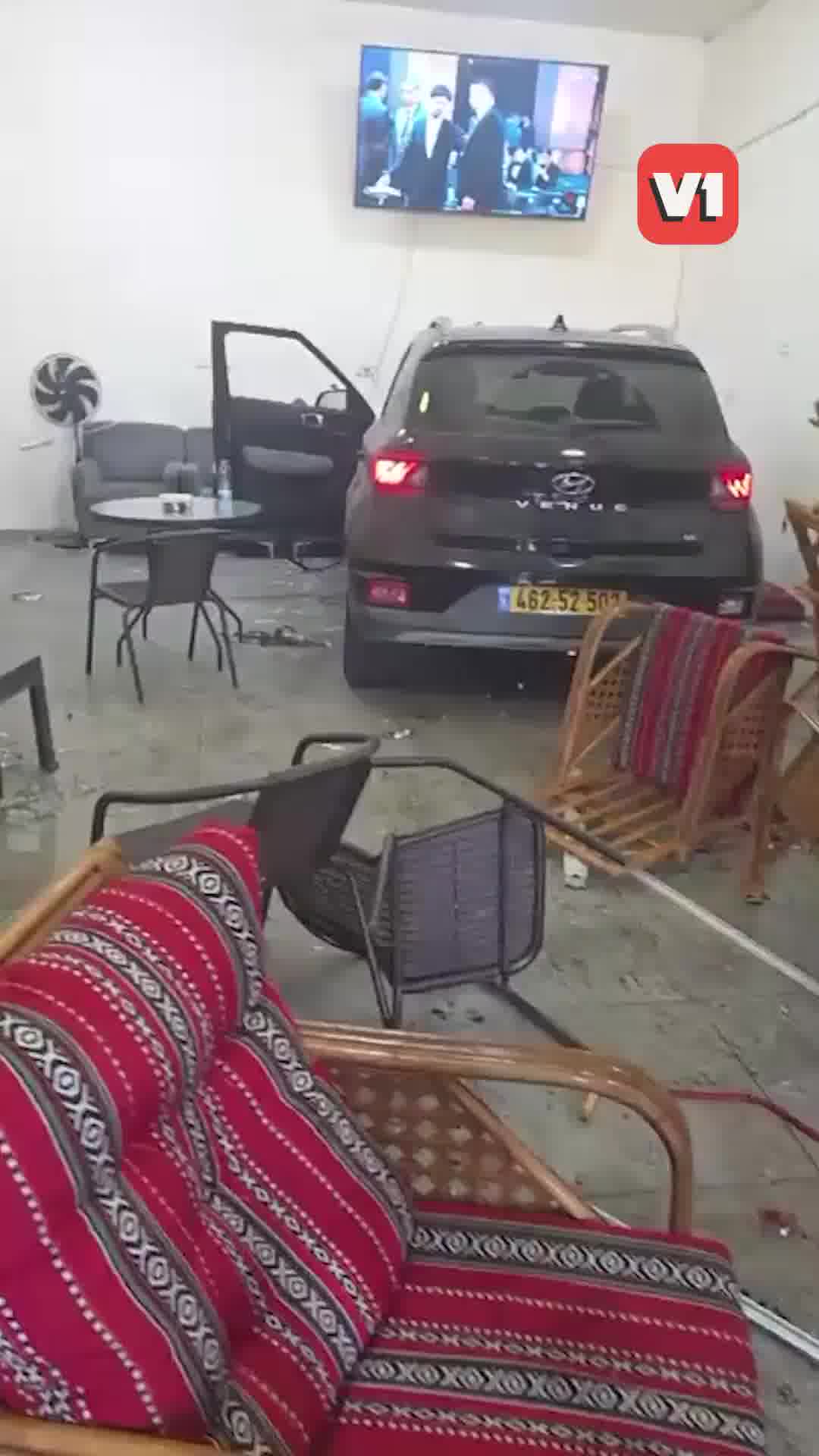 נהג שבר את זכוכיות הדלת ודהר היישר לתוך בית הקפה בדרום: תיעוד מהתקרית ההזויה