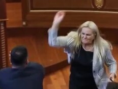 תיעוד חריג: חברת פרלמנט זרקה ביצים על ראש הממשלה לשעבר